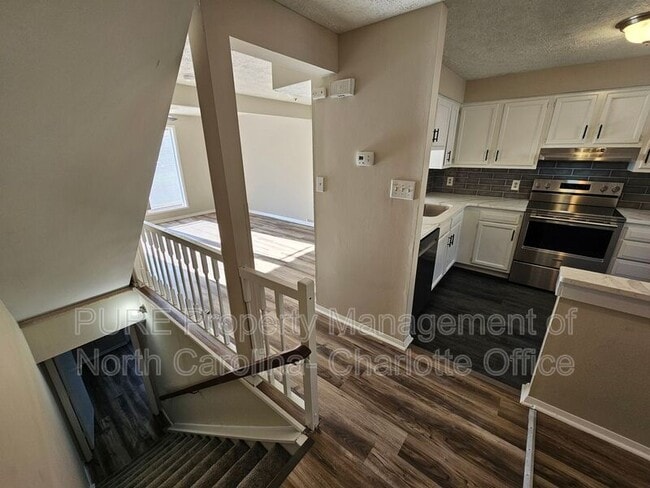 Building Photo - 9445 Lexington Cir