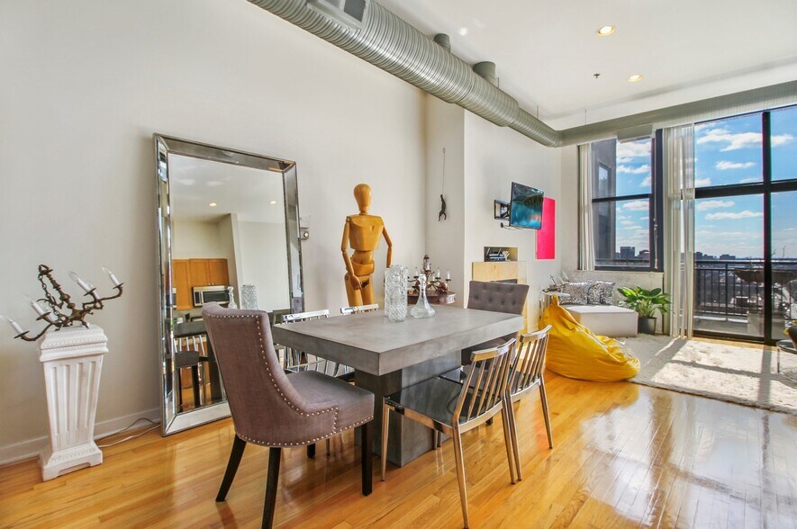 Building Photo - 547 S Clark St