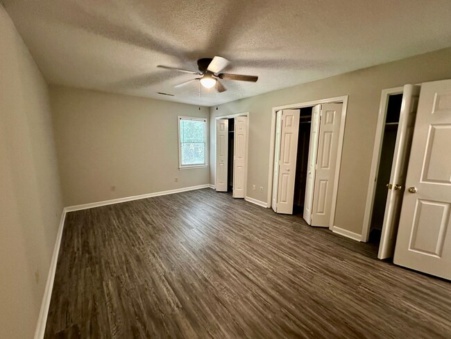 Building Photo - Newly Remodeled Duplex!