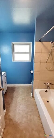 Building Photo - 613 Cedar Dr