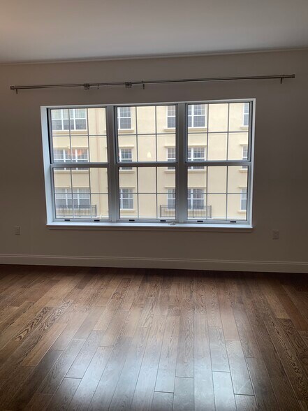 Building Photo - 10 Byron Pl
