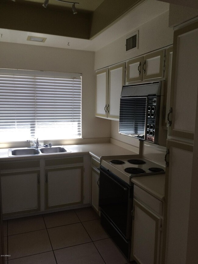Building Photo - 304 E Bluebell Ln
