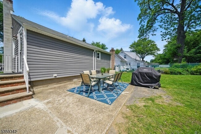 Building Photo - 22 Beaver Brook Ln