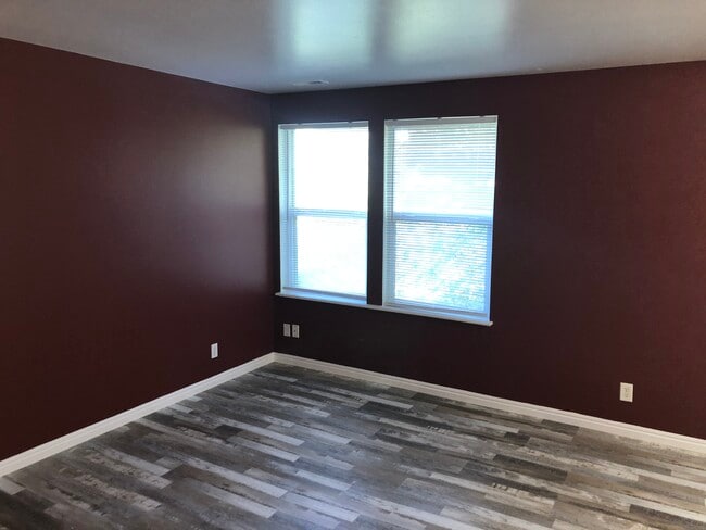 Building Photo - Brentwood Apartments