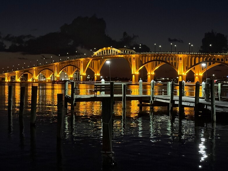 Gaze at Memorial bridge at night from your living-room - 1224 S Peninsula Dr