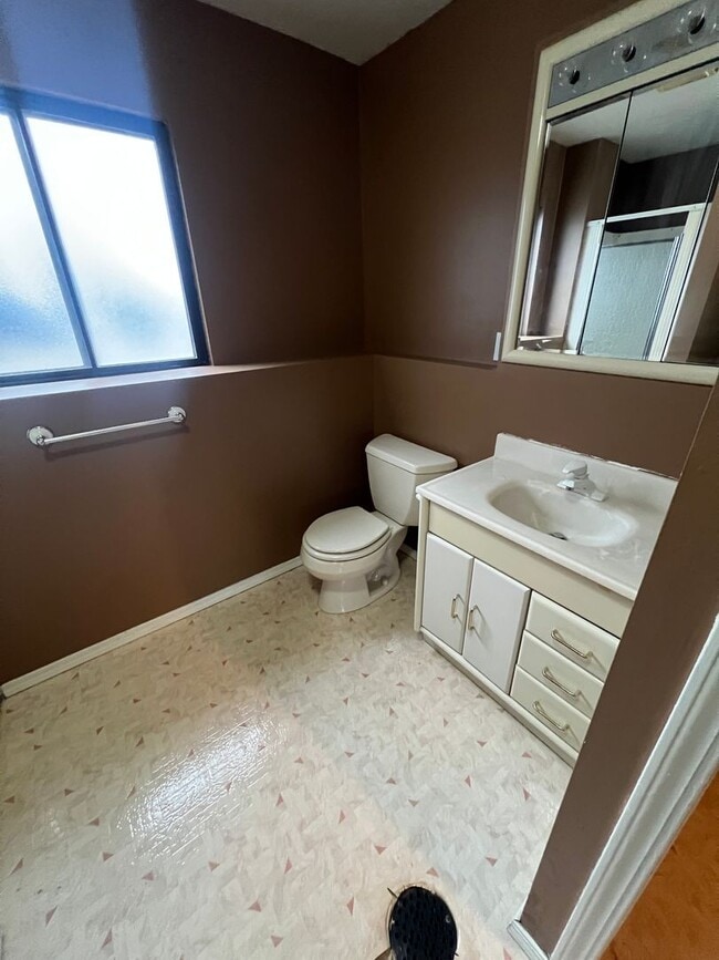 Building Photo - 3 Bedroom 3 Bathroom Highland area home.