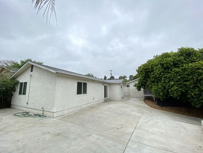 Building Photo - Large Bedrooms! 6 Parking Spaces (Lease ou...