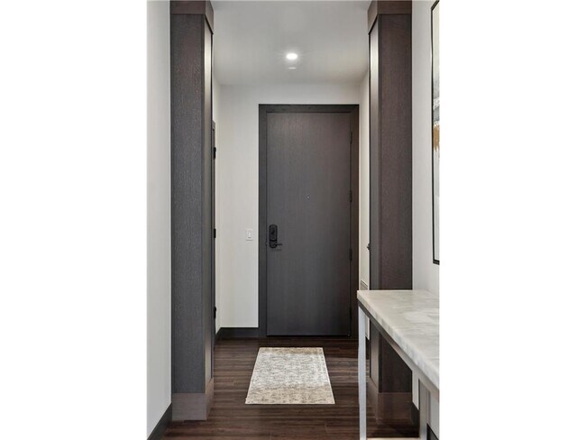 Building Photo - 253 Lake St E