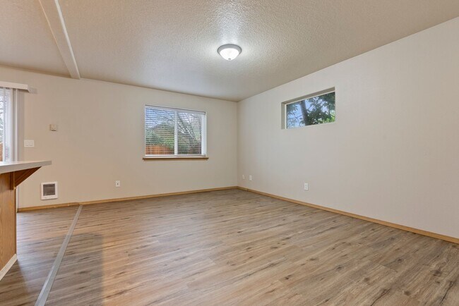 Building Photo - Beautiful 4bed/2.5bath home