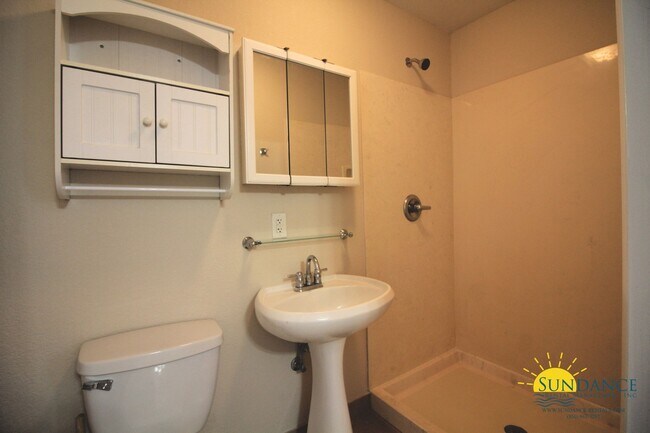 Building Photo - Great 3 Bedroom Home Near Hurlburt Field!