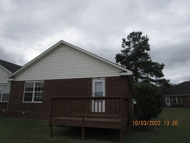 Building Photo - Landmark Pointe