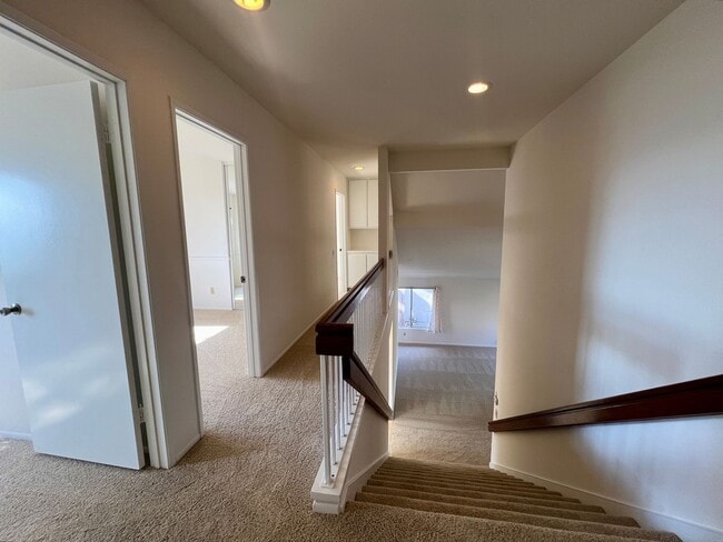 Building Photo - Spacious 4BD/2.5Bth Home in Rancho Penasqu...
