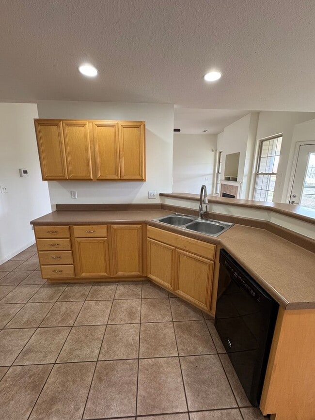 Building Photo - 3 bedroom 2 bath house