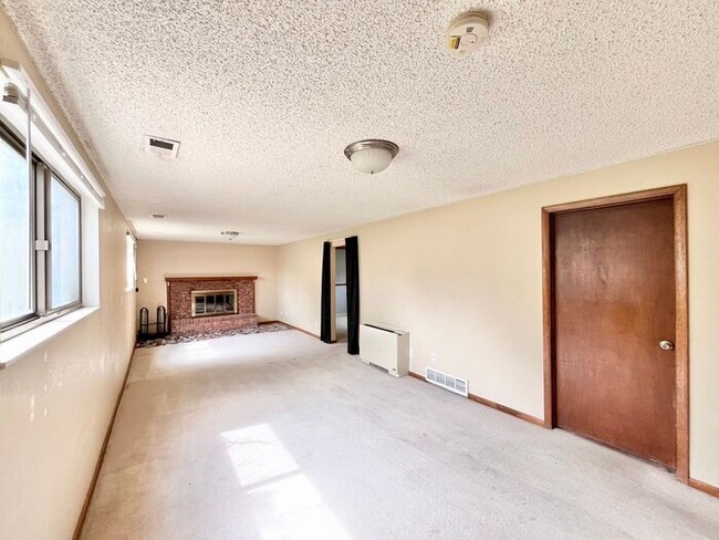 Building Photo - Large 3 Bedroom, 2 Bathroom Home in the Th...