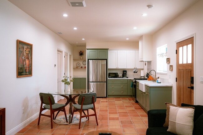 Building Photo - Contemporary New home in Monrovia