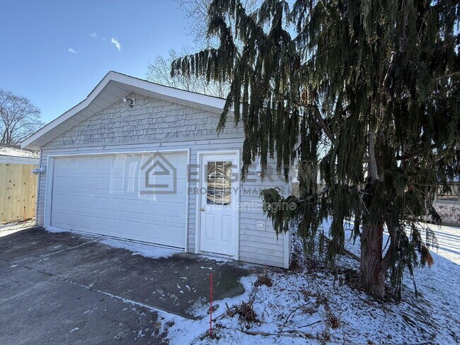 Building Photo - 2540 Ancient Dr SW