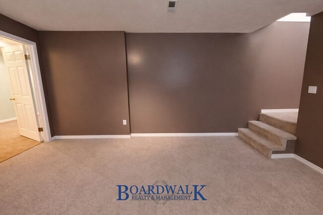 Building Photo - Beautiful 6 Bedroom Home in Sandy!