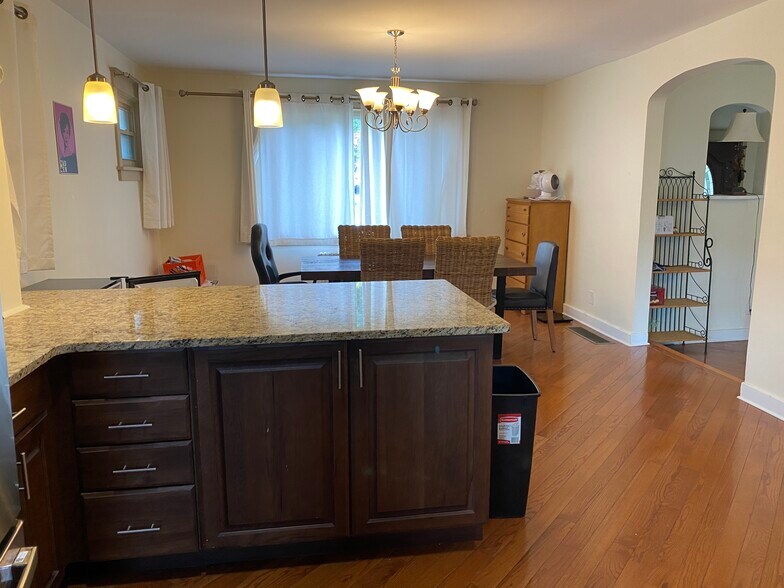 Building Photo - 5459 Fair Oaks St