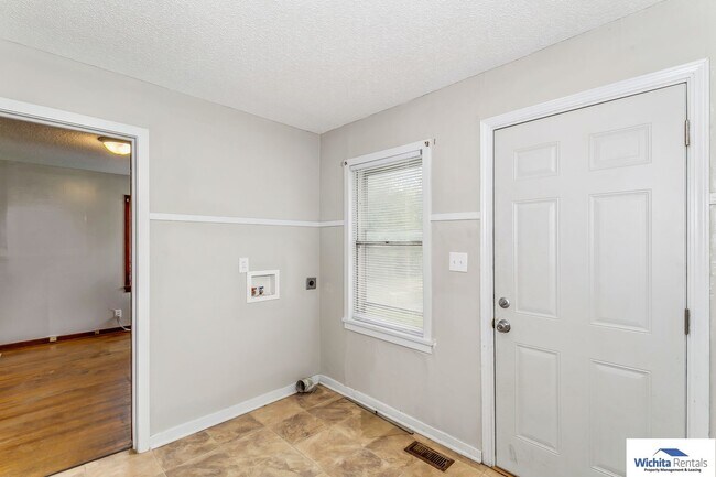 Building Photo - 2 bedroom 1 bathroom home with a large gar...