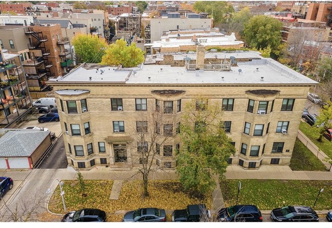 Building Photo - 923 W Waveland Ave