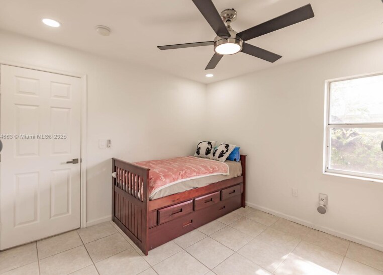 Building Photo - 2235 SE 6th Ct