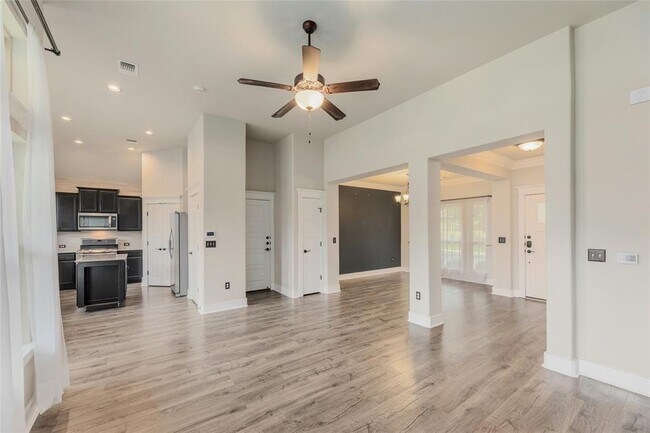 Building Photo - 11108 Railway Ln