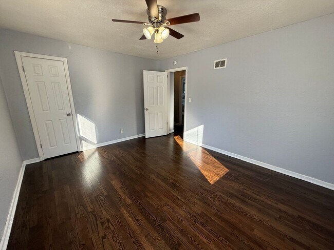 Building Photo - Beautiful 2 Bedroom 1 Bathroom in Kansas City!