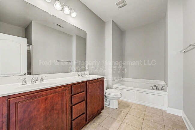 Building Photo - 4902 Tradd Cir