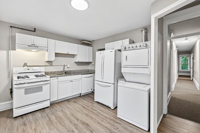 Building Photo - 812 7th St SE