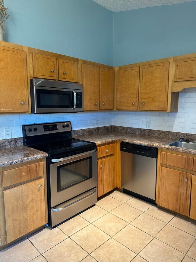 Building Photo - 3 Bedroom 2 Bath Pet Friendly Home.