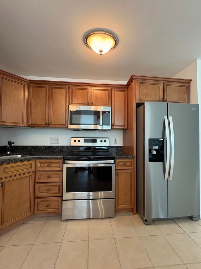 Building Photo - 25% off 1st month's rent for 4/1/26 move-in. Completely updated 2 bedroom condo in desireable Bro...