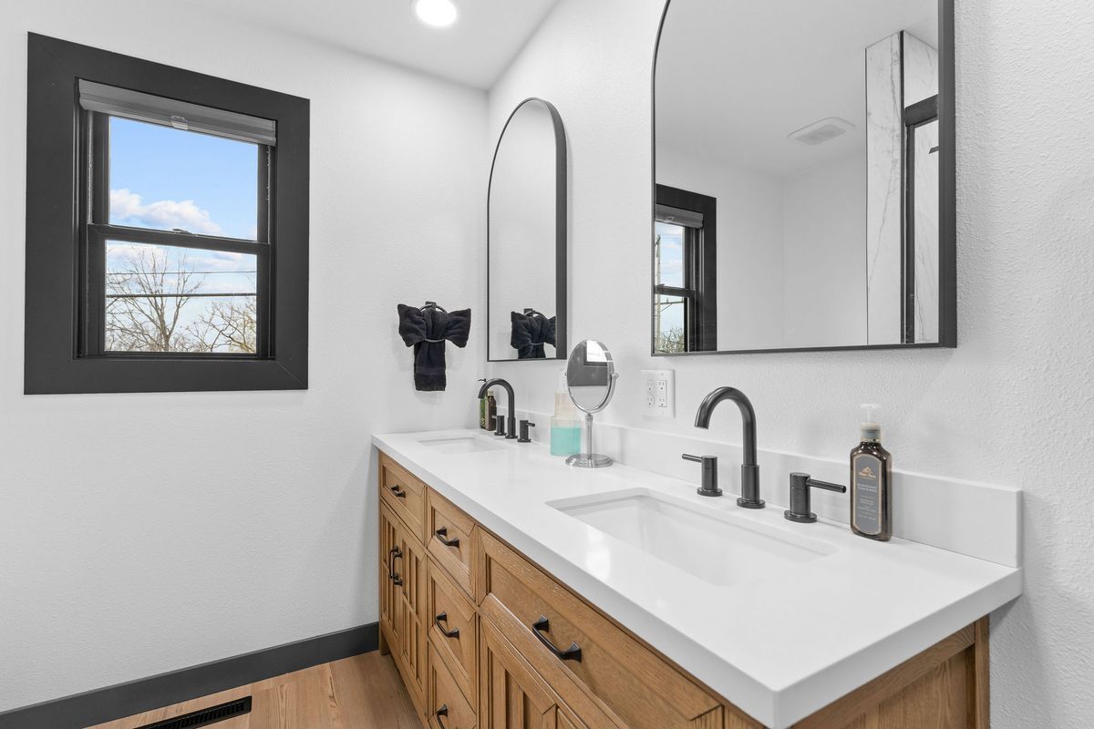 Building Photo - 118 Combs St