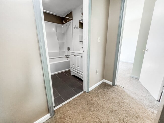 Building Photo - 2 + Bedroom, 3-level Townhouse on Amherst ...