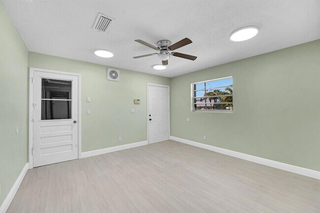 Building Photo - 154 SE Naranja Ave