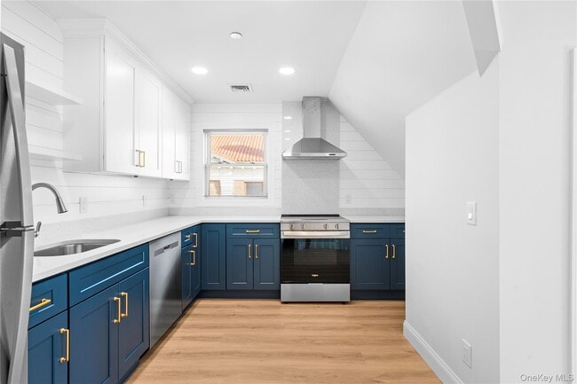 Building Photo - 584 Main St