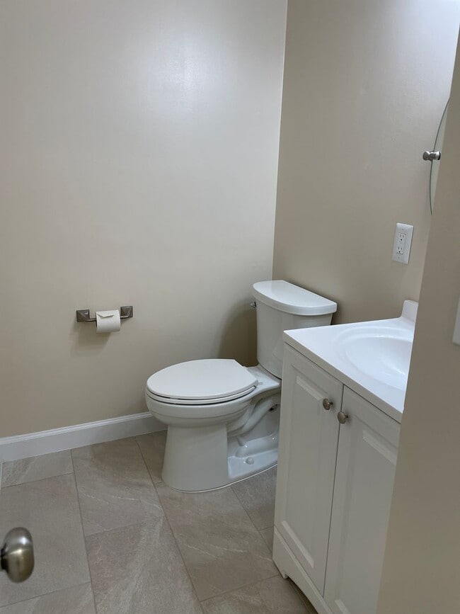 Building Photo - Elegant And Spacious 3 Bed 3.5 Bath Townhome In Vibrant Loudon Parkway Center