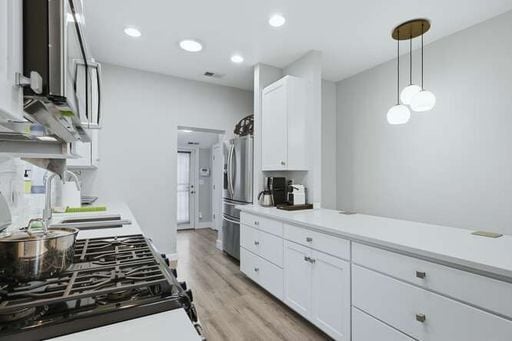 Building Photo - Beautiful 3 Bedroom Craftsman Bungalow Furnished or Unfurnished Available NOW!