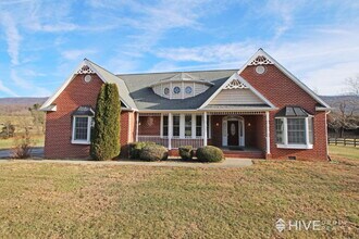 Building Photo - Peaceful One-Level Living with Mountain Views
