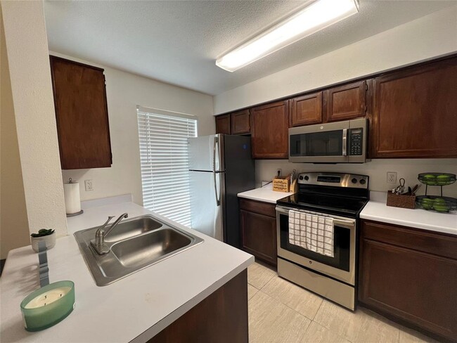 Building Photo - 3900 Woodchase Dr