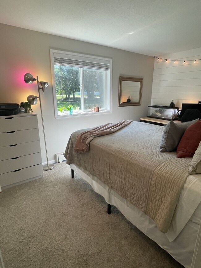 Building Photo - Champlin Main Floor Renovated Apartment, Dishwasher, Garage, Pets Welcome