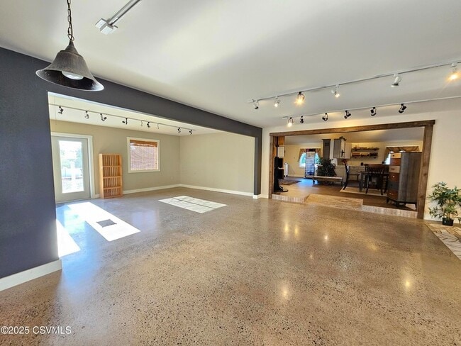 Building Photo - 341 N Market St