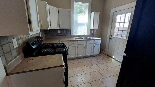 Building Photo - 423 E Sears St