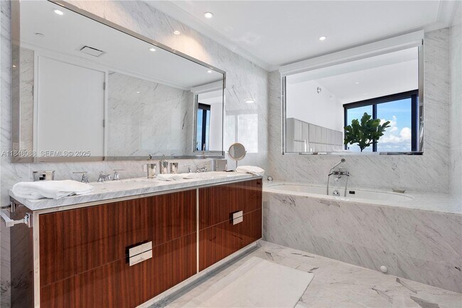 Building Photo - 15701 Collins Ave