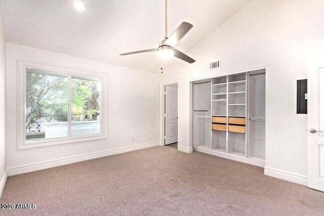 Building Photo - 1530 S River Dr