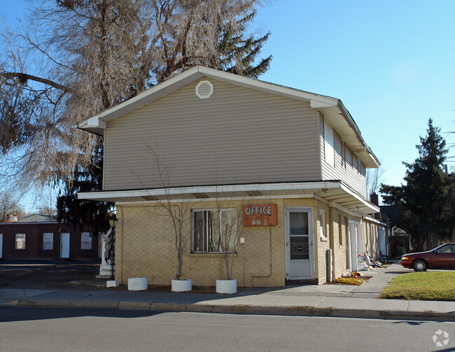 Building Photo - 220 Gladstone St