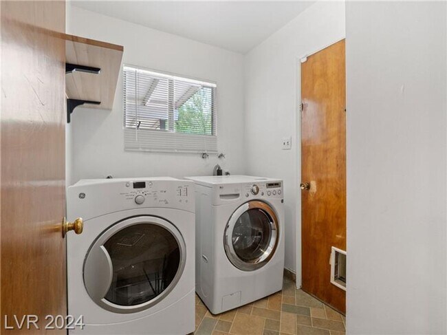 Building Photo - Spectacular Vintage 3Bed/2Bath Las Vegas h...