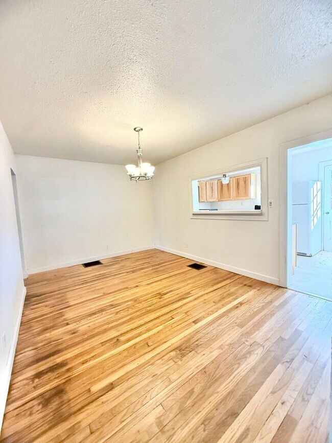 Building Photo - Move in ready home on S Park