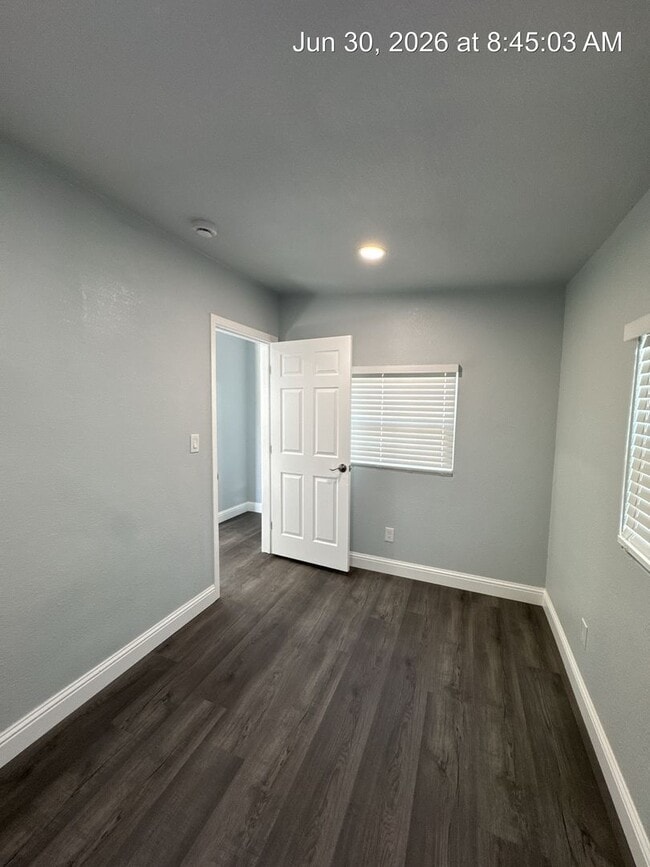 Building Photo - 2543