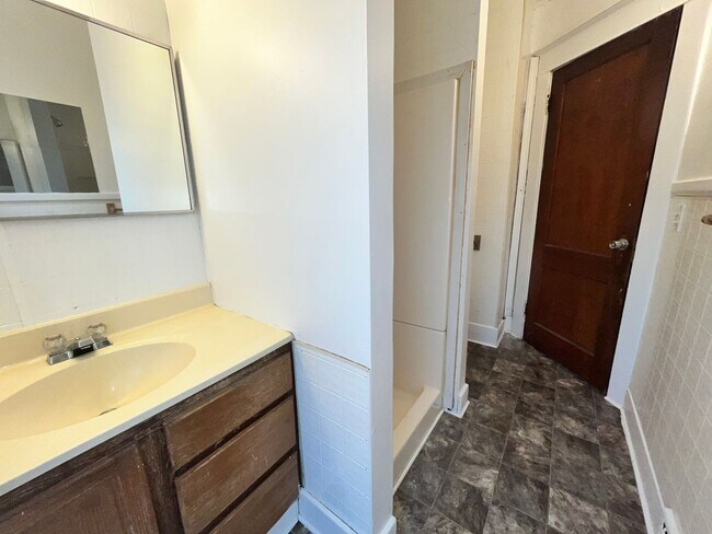 Building Photo - 239 Ann St NE