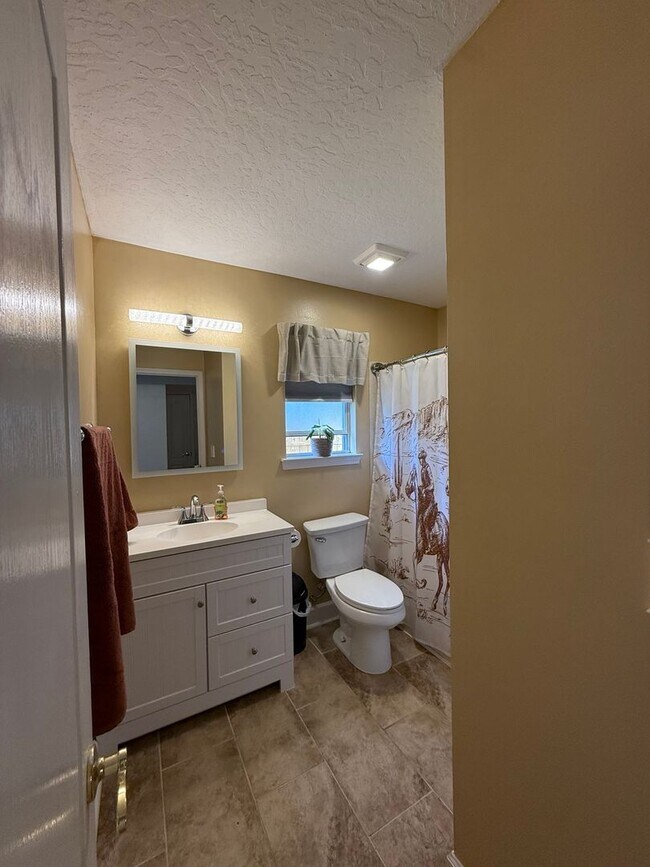 Building Photo - PRIME location Kenwood home with a great backyard!
